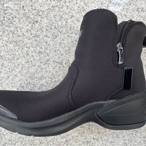 Women’s Bzees Mojo Black Ankle Boots Size 8.5